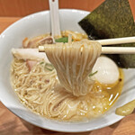 ラーメンWalkerキッチン - 特注の中細ストレート麺