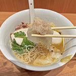 ラーメンWalkerキッチン - 餡のたっぷり詰まったワンタン