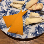 ワインとお料理 ことり - ナチュラルチーズ盛り合わせ(ブリュドーベルニュ、ブリドモー、マンステール、ミモレット)