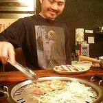 韓国家庭料理 家族 - 「焼き方覚えて次から焼いてねぇ～＾＾」と言いつつ焼いてくれそうな気のいい店員さま