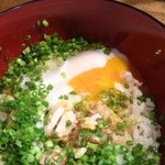 拉麺エルボー - 半熟卵がとろ～って感じ