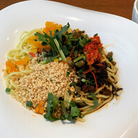 珞珈壹号 銀座店 - 見た目も綺麗なレッカン麺