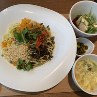 珞珈壹号 銀座店 - ランチは卵スープと豆腐前菜つきです