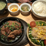 KATAMARI - 牛ﾊﾗﾐ焼き肉ｻﾗﾀﾞ定食