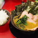 豚骨醤油ラーメン 王道家 - チャーシューメン(3枚)、海苔、ライス