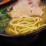 豚骨醤油ラーメン 王道家 - 麺