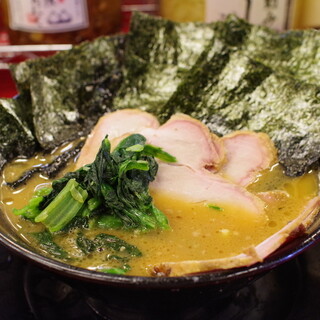 豚骨醤油ラーメン 王道家 - 料理写真:チャーシューメン(3枚)、海苔