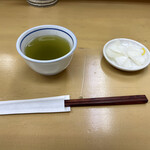 Tonkatsu Yamabe - まずはお茶と漬物