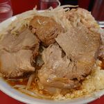 ラーメン二郎 - ブタがデカい！！