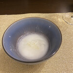 カーサ カルマ - 鰹、昆布、あご出汁で話の味付け。出汁の旨味がはじける。
      透き通る美しい新玉ねぎ