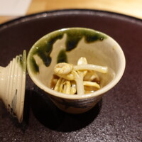 馳走 啐啄一十  - ②落花生もやし(福岡県産)と煮黒鮑(福岡県産、80℃で5時間煮たもの)の焚き合わせ