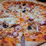 ワイルドバーン - シーフードミックスを選択、 口の中にいっぱいチーズとシーフードの風味が合わさります、ピザ生地の食感も丁度良かった。