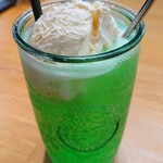 ワイルドバーン - メロンフロート・・・容量たっぷりなメロンソーダに丸～いアイスクリームが一個(笑) 満足です。