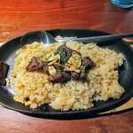 Kushiyaki Dainingu Kushinosuke - 石焼き牛ハラミチャーハン！脂身少ないハラミと油っこい焼き飯の組み合わせ。ニンニク効いてスタミナ付きそう！