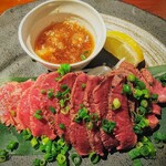 Kushiyaki Dainingu Kushinosuke - 牛肉のタタキ！タレもそうですが血の気が滴る感じがレバ刺しに近いですね！