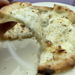 ACQUA MARE - 4種類のチーズピッツァ(クワトロフォルマッジ、ホットのカフェラテ)