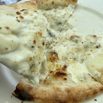 ACQUA MARE - 4種類のチーズピッツァ(クワトロフォルマッジ、ホットのカフェラテ)
