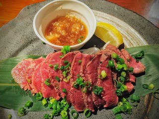 Kushiyaki Dainingu Kushinosuke - 牛肉のタタキ！タレもそうですが血の気が滴る感じがレバ刺しに近いですね！