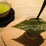 神楽坂 石かわ - サクラのムース　寒天　自家製小豆