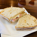 栗栗珈琲 - 生ハムとクリームチーズのサンドイッチ