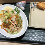 はなまるうどん - 2021/4/17 ランチで利用。
            コクうまサラダうどん(小)(530円)
            からあげ(130円)
            おにぎり(120円)