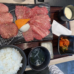 Yakiniku Yansando - 満腹焼肉御膳　塩タレ、ライス大盛
      塩タン、タンすじ、和牛焼肉１５０gと肉量多め
      デザート杏仁豆腐付き
      息子　杏仁豆腐食べるんだーと初知りでした！！！