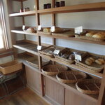 天然酵母パンころころ - パンの売り場スペース