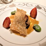 アピシウス - 鴨フォアグラのポワレ　イチゴとソラマメ添え