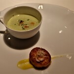 アピシウス - ブロッコリーのポタージュとホタテのムース、桜エビのトッピングに黄色いトマトのソース