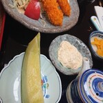 うなぎ処 かねはち - エビフライ定食  画像は切れちゃってますが、エビフライは三本です タルタルソースとウスターソースが両方付きます