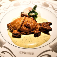 アピシウス - 小鯛のパイ包み焼き　貝類のジュとオリーブオイルのオランデーズ風ソース