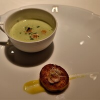 アピシウス - ブロッコリーのポタージュとホタテのムース、桜エビのトッピングに黄色いトマトのソース