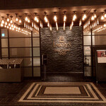 ロウリーズ・ザ・プライムリブ - エントランス外観