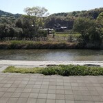 道の駅 ソレーネ周南 - 裏に川が流れていて，流れ際に行けるようになっている．