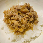 おみ乃 - ・新潟県南魚沼の笠原農園産コシヒカリの土鍋炊き
         そぼろで