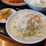 中華料理 縁 - 鶏肉の四川風炒めには、サラダとザーサイ…