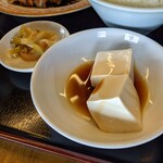 中華料理 縁 - 油淋鶏には、ザーサイと冷奴が付いてきますよ…