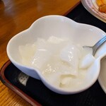 中華料理 縁 - 定食にはもれなく付いてくる杏仁…