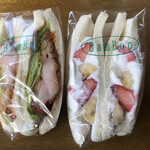 バンブー サンドイッチハウス - チキンカツ300円　イチゴバナナサンド300円
