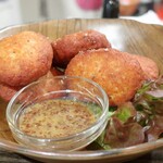 トリワイン ＰＩＫＯＳＨＨＨＵ - 自家製チキンナゲット