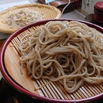 わらべ - 寒晒し蕎麦(大盛り分は奥の小ざるに)