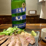 Gyoei - ささらぎ豚の塩焼き W 800円。
      こちらも半分だと450円。と頂き物の古酒、最高です。
