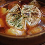 卡芒贝尔奶酪的番茄大蒜橄榄油风味锅