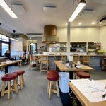 焼肉 眞佐可 - テーブル席とカウンター席