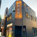 焼肉 眞佐可 - このビルの２階です