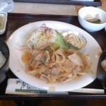 モザンビーク - この日の日替わりランチ、メインは生姜焼き