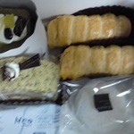 芋舗　芋屋金次郎 - テイクアウトのコロネ、最後の1個の大福、紅茶のロール、抹茶のショート