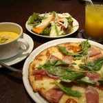 MUSIC SQUARE 1624 TENJIN - ランチコースのピッツァコース1250円でドリンク付でした。　