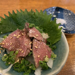 餃子と晩酌 まる - きまぐれ レア鶏肝 またいちの塩で