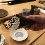 木挽町 とも樹 - 大根のつまとたたき梅の海苔巻き